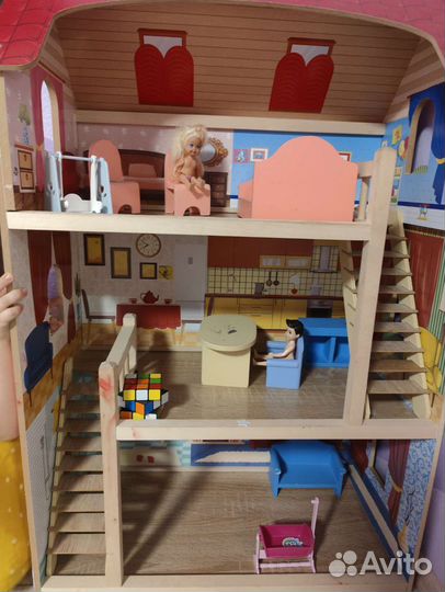 Большой кукольный домик с мебелью