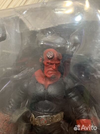 Hellboy mezco фигурка