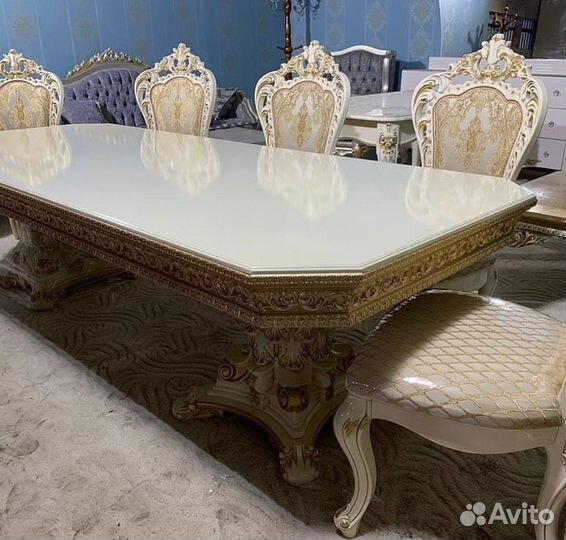 Стол и стулья