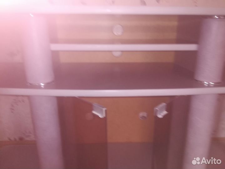Тумба под телевизор со стеклянными дверцами