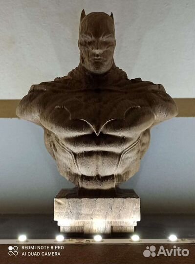 Статуэтка из дуба Бэтмен