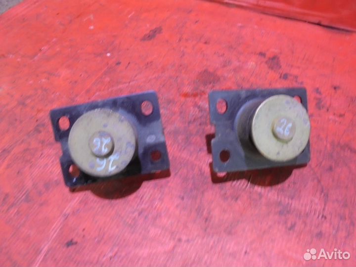 Isuzu ELF Подушки кабины средние