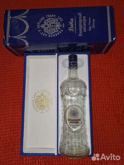 Коробка и пустая бутылка 