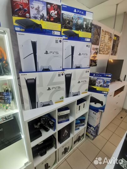 Sony PS4 1 TB, 2 джойстика + игры