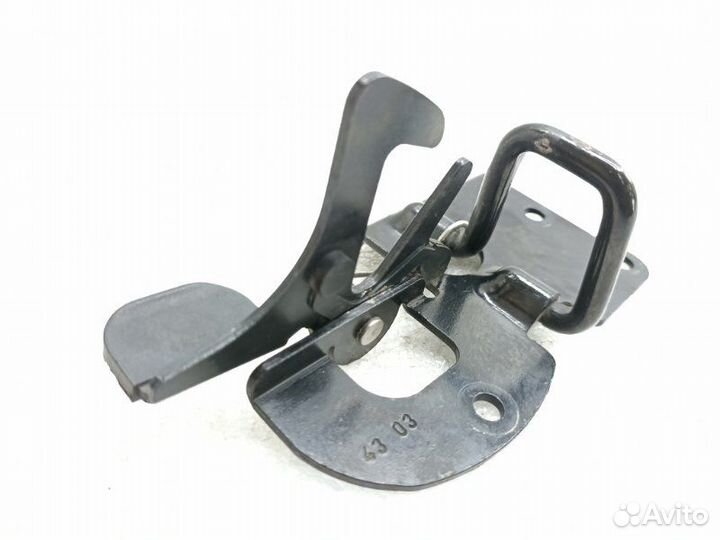 Крюк замка капота Audi Tt