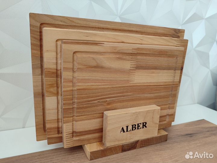 Набор деревянных досок на подставке