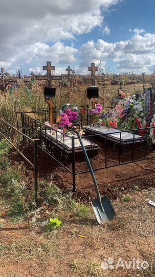 Уборка могил. Установка оград, крестов