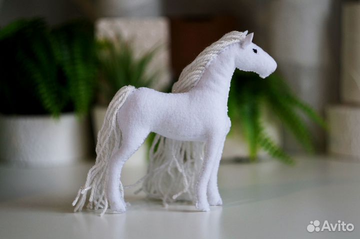 Лошадка из фетра, белая лошадь игрушка