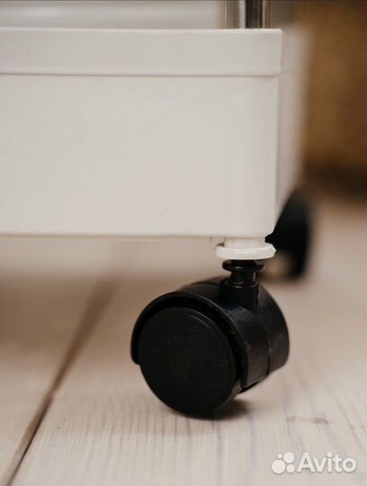 Этажерка на колесиках