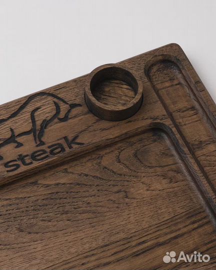 Темная сервировочная доска для подачи стейка