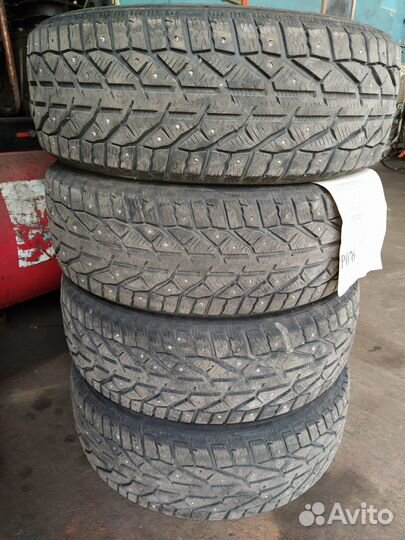 Продам зимнюю шипованную резину 215х60R17