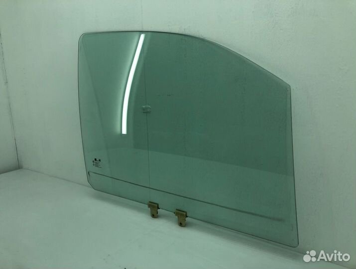 Стекло двери переднее правое Hyundai Starex A1