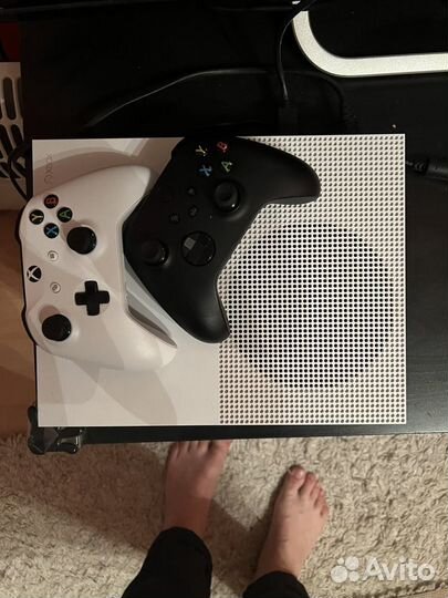 Xbox one s all Digital 1tb (2 геймпада)