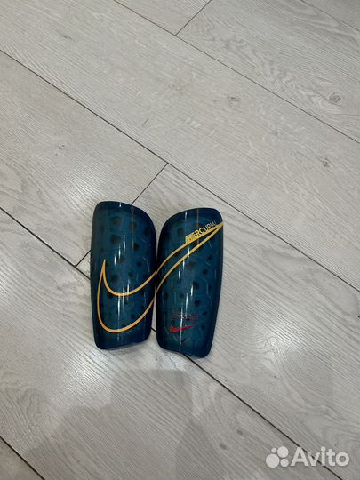 Футбольные щитки nike