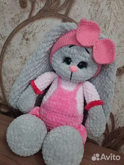 Вязаные игрушки ручной работы зайка