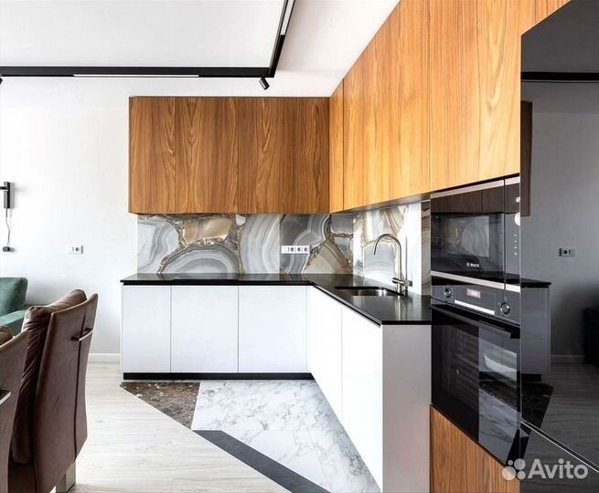 Угловая кухня с подсветкой