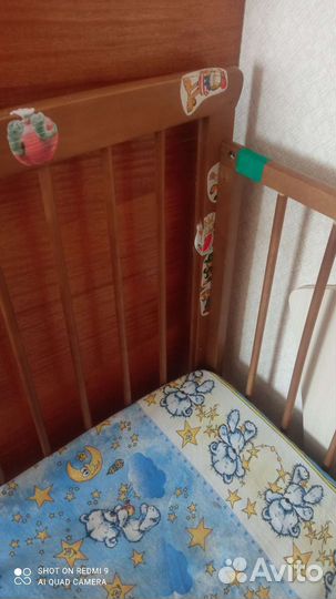 Детская кроватка на колесиках