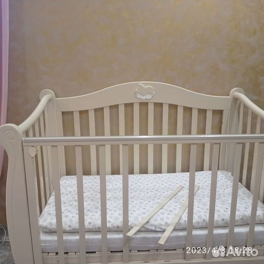 Детская кроватка с продольным маятником