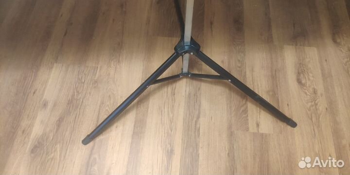 Экран для проектора на штативе Lumien