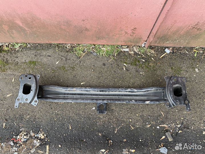 Усилитель переднего бампера Фольксваген Гольф 5