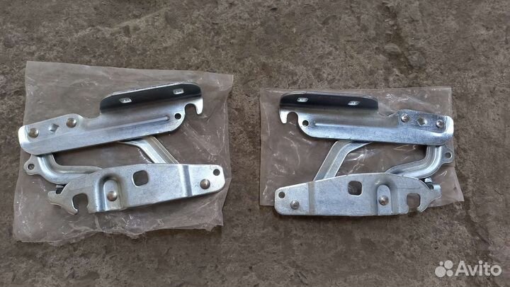 Петля капота правая левая Ford Fiesta 2008-2013