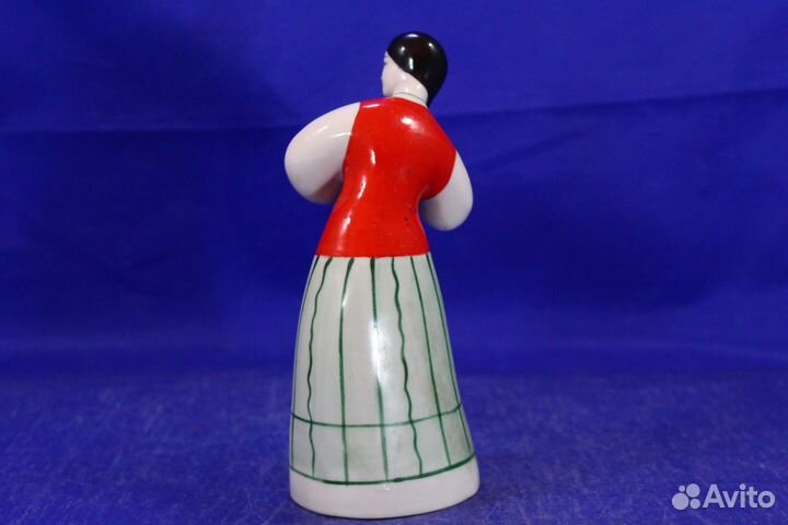 Статуэтка фарфоровая Девушка с гребешком расчесыва