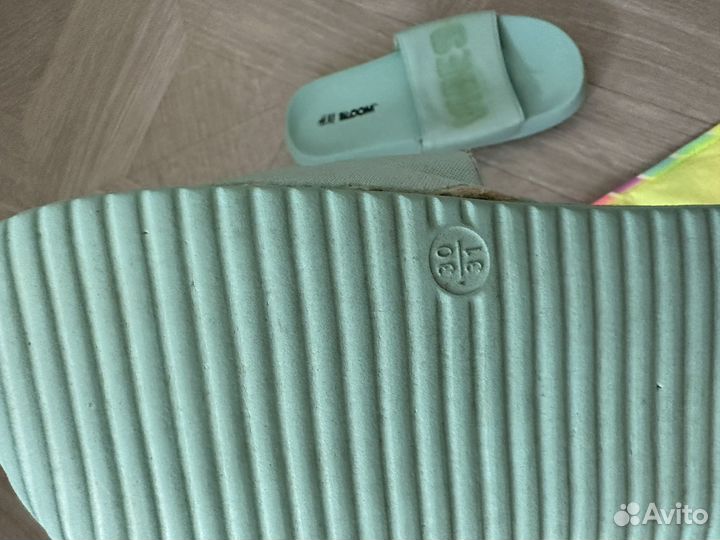 Купальник, кепка, сланцы