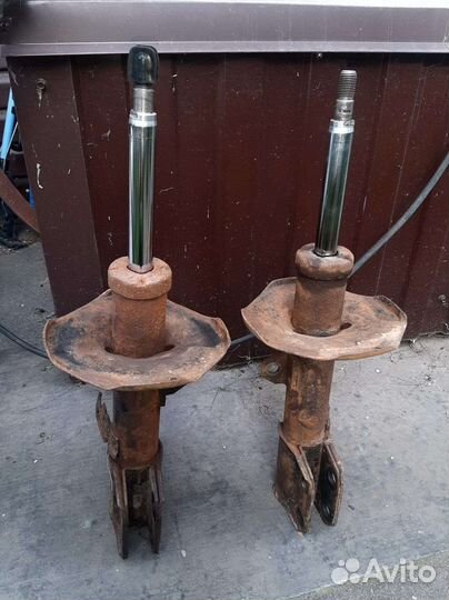 Передние стойки на Тойту Версо