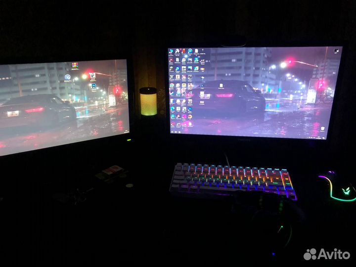 Игровой компьютер с 2 мониторами, микрфоном и науш