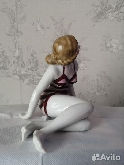 Фарфоровая статуэтка