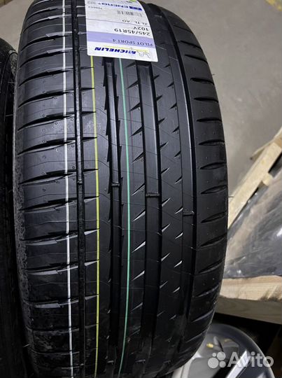 Michelin Pilot Sport 4 245/45 R19 и 275/40 R19