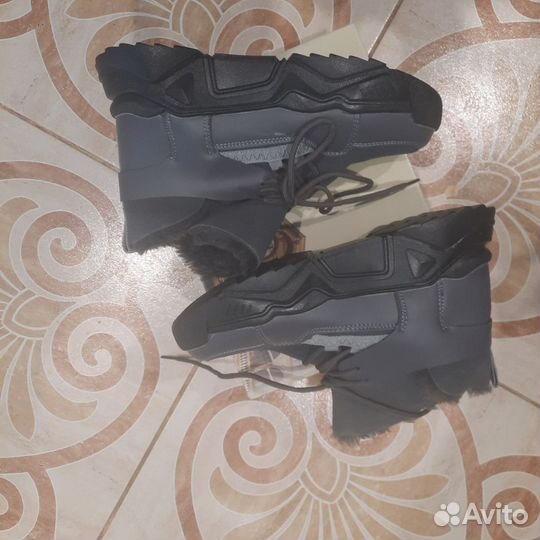 Ботинки зимние 40 размер новые
