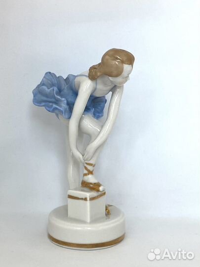 Статуэтка балерина завязывает пуанты