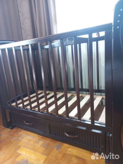 Детская кроватка с маятником и ящиком