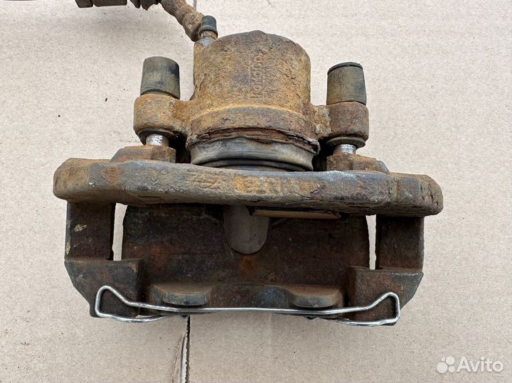 Суппорт передний левый Volvo s40