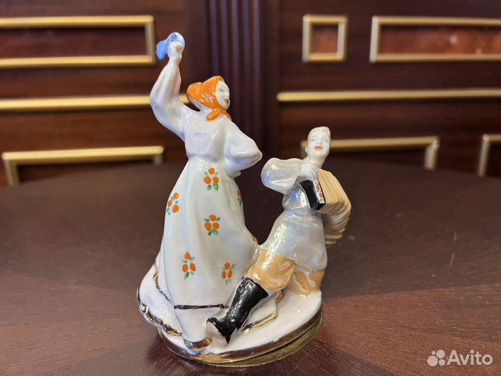 Фароровая статуэтка Перепляс, Танец с гармошкой