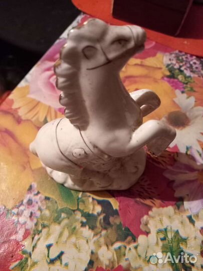 Декоративная фигурка конь