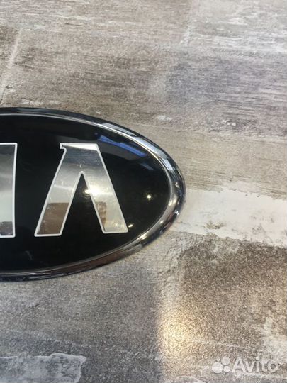 Эмблема задняя Kia Rio 4
