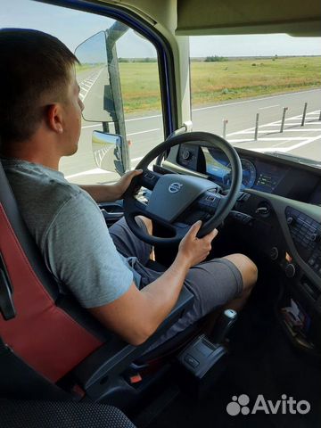 ман тгх 2020 в кабине. водитель b c e. водитель грузового автомобиля. водитель грузовика. водитель b c e.