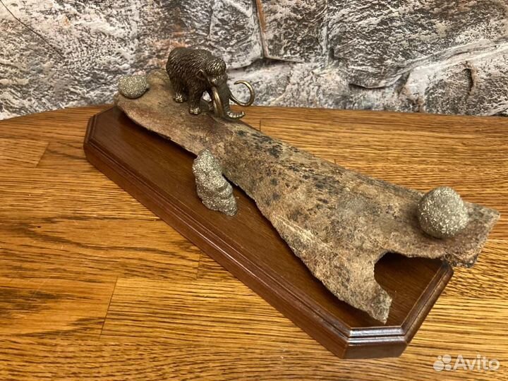 Изделие из кости мамонта. Мамонт на прогулке