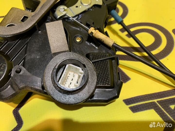 Замок двери передний правый Toyota Ist NCP60