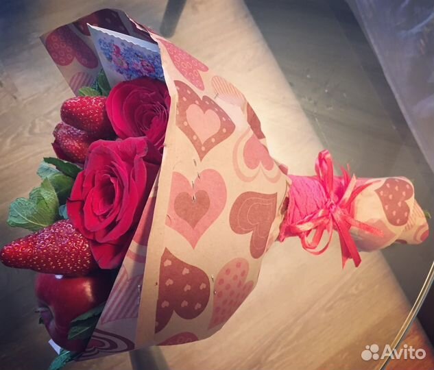 Букет фруктовый из клубники и роз