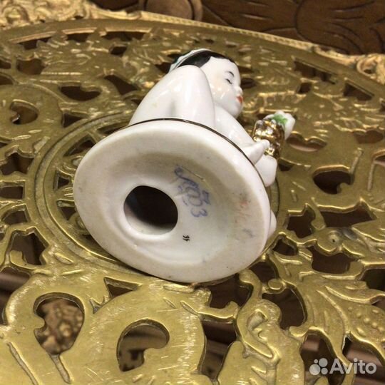 Статуэтка Мальчик с виноградом лфз Дети фарфор