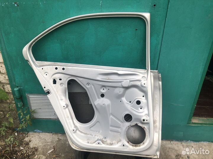 Дверь левая skoda rapid