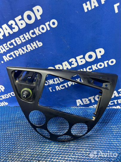Накладка центральной консоли Ford Focus 1 седан