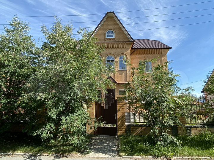 Коттедж 250 м² на участке 12 сот.