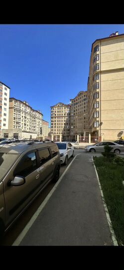 2-к. квартира, 77 м², 1/10 эт.