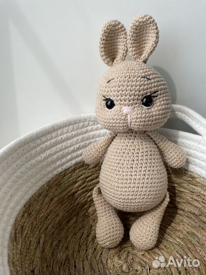 Вязаная игрушка ручной работы. Вязаный зайка