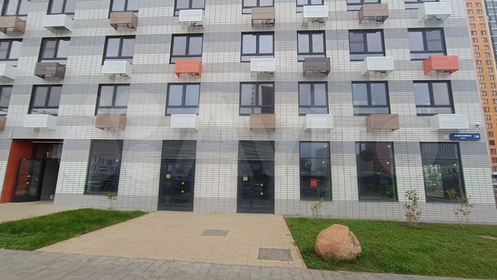 Угловое с витринами 79 м²