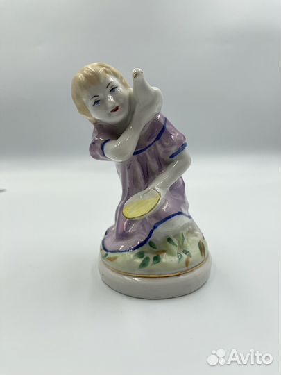 Фарфоровая статуэтка девочка кормит голубя зхк